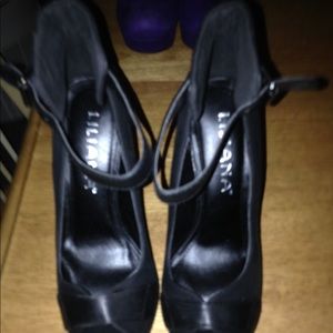 NWOT Black open toed platform heals.